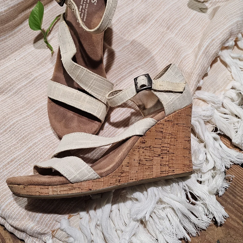 TOMS Women's Tan Sandals